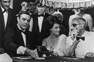 Sean Connery / James Bond, speelt Baccarat i Casino Royale