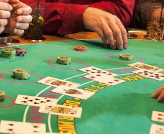 Blackjacktafel met dealer en spelers