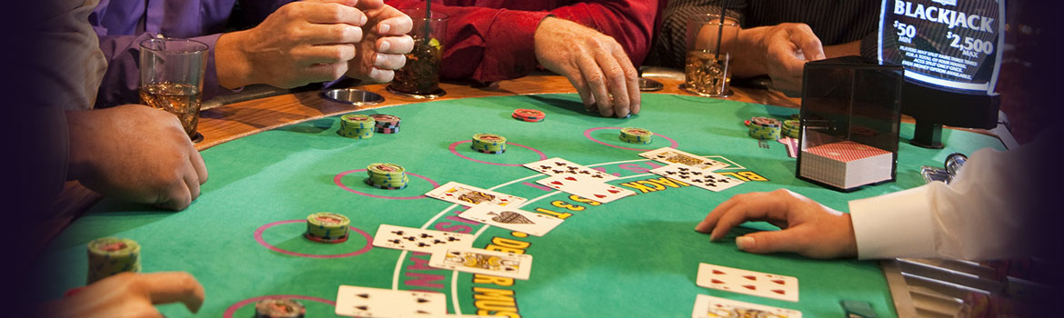 Blackjacktafel met dealer en spelers