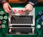 Online poker spelende man met fiches en kaarten