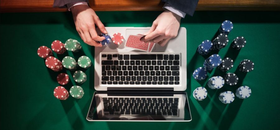 Online poker spelende man met fiches en kaarten